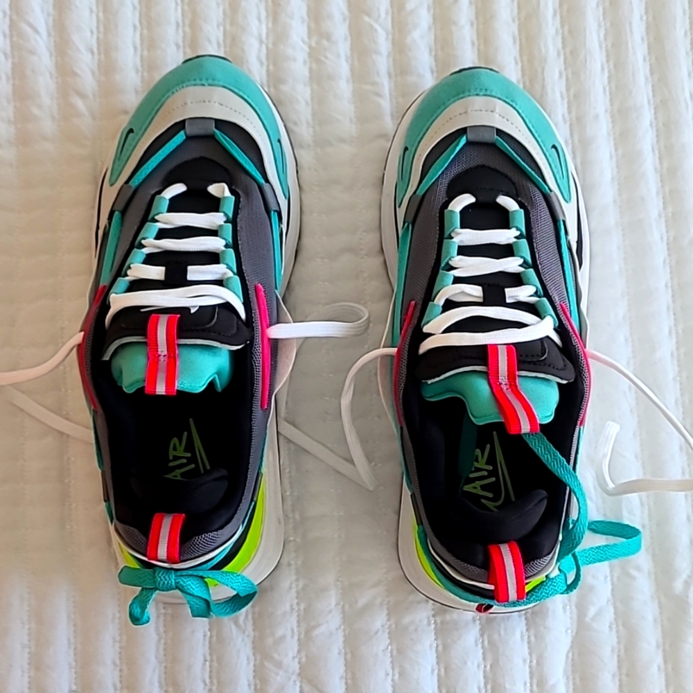 Brand new NIKE W AIR MAX FURYOSA